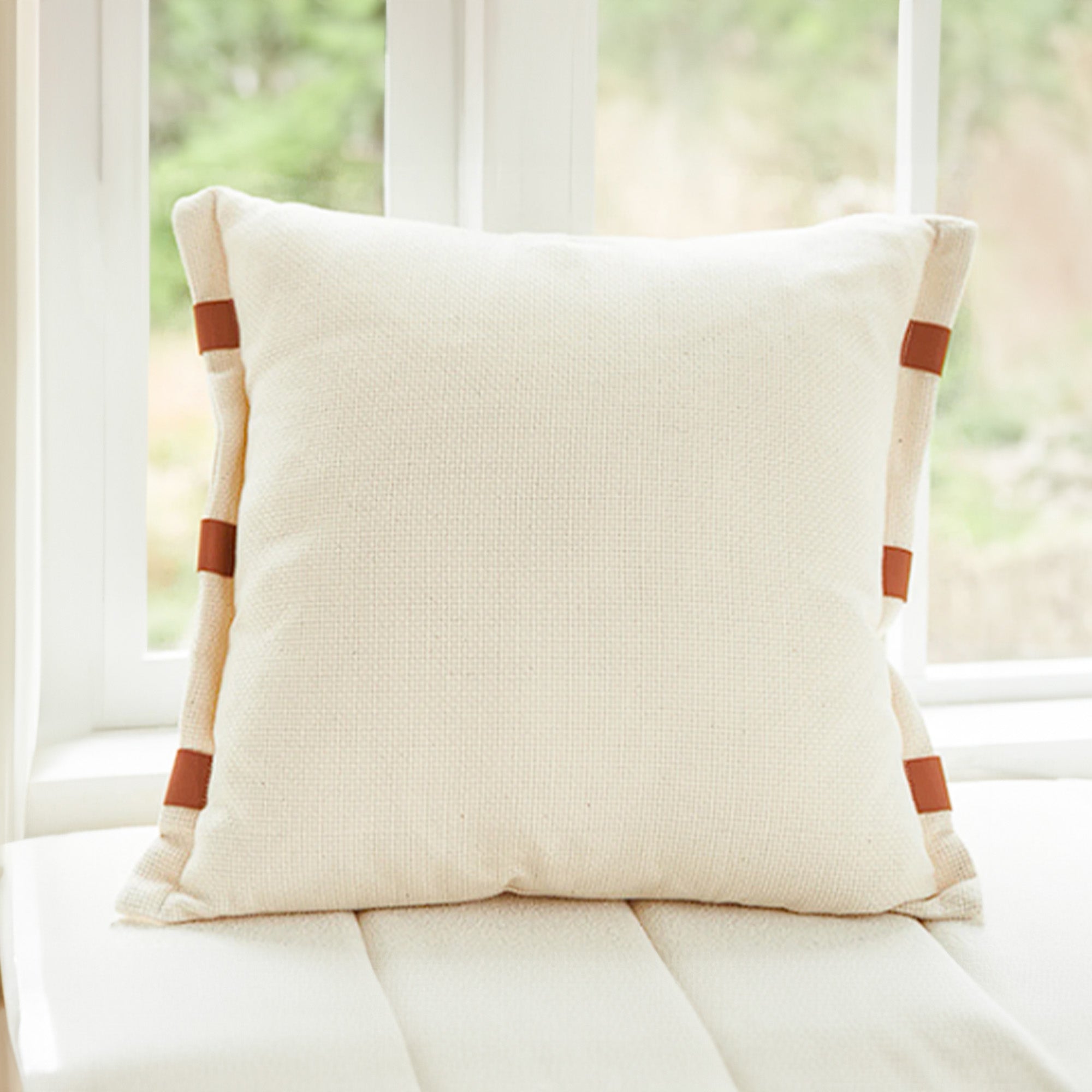 45x45 cm White Edge Leather Cushion KD2352 -White/caramel -  Cushions - ebarza Furniture UAE | Shop Modern Furniture in Abu Dhabi & Dubai - مفروشات ايبازرا في الامارات | تسوق اثاث عصري وديكورات مميزة في دبي وابوظبي
