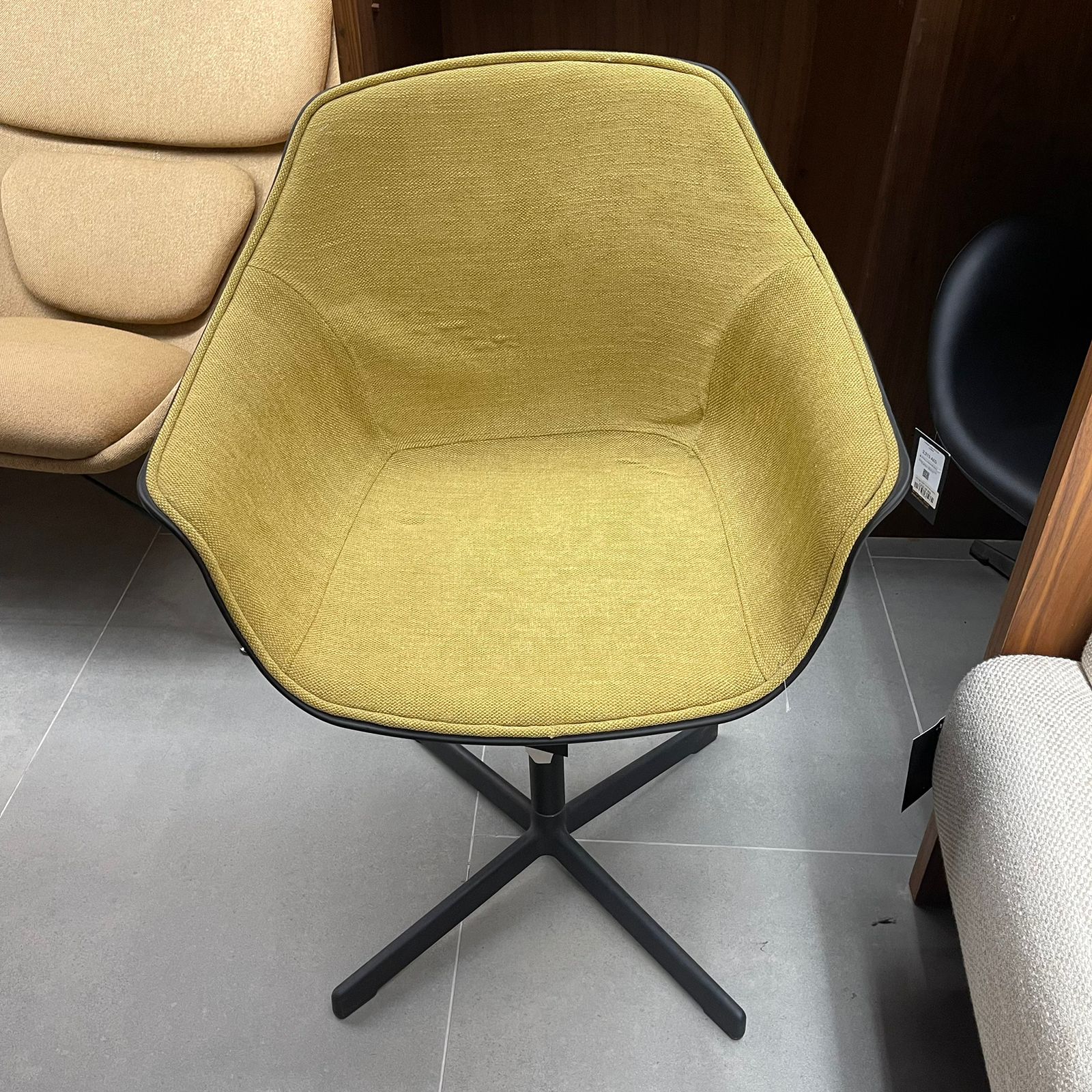 Display Item - Classic Aluminum Office Chair Che-009B-YAS