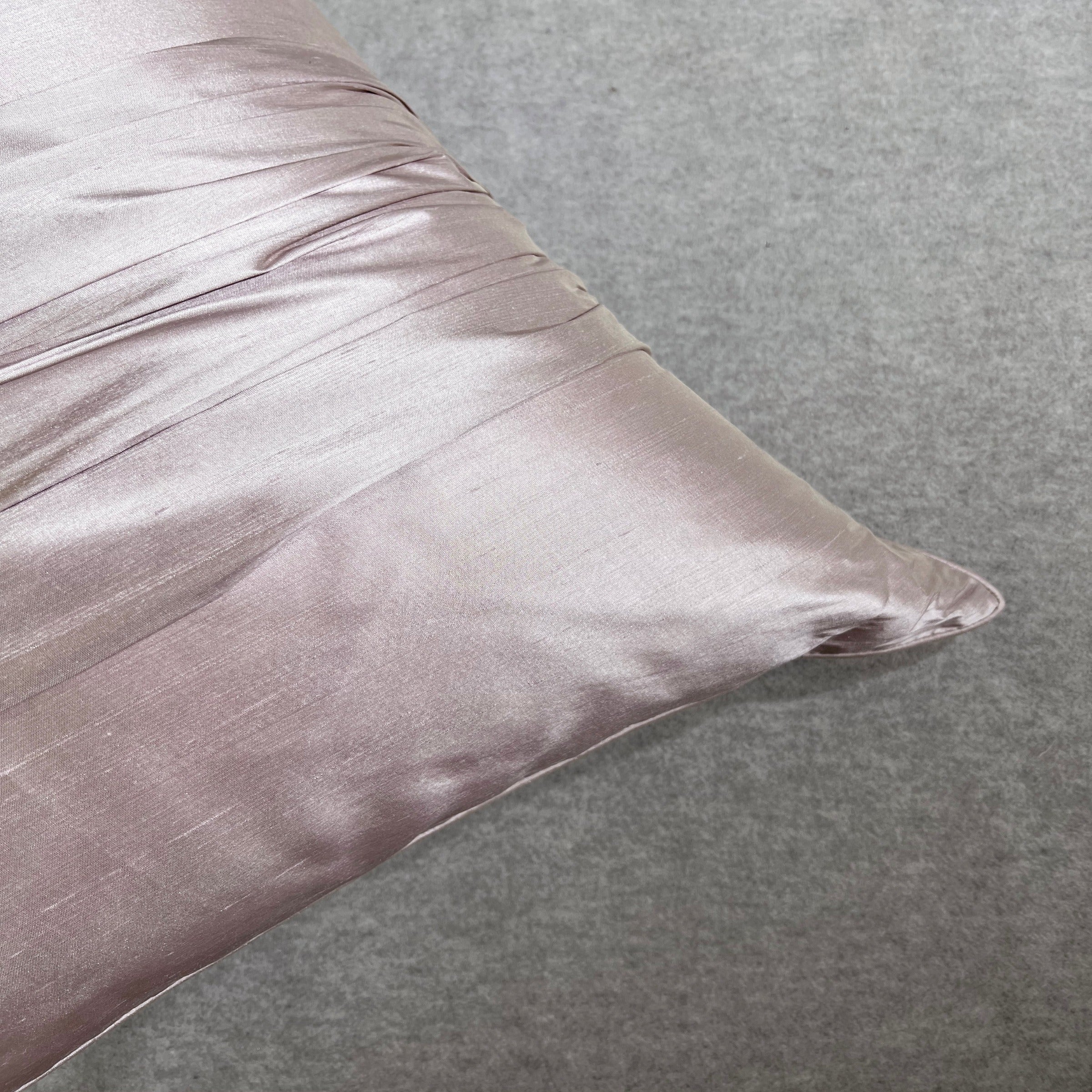 45*45 Hiago silk Cushion - ECC117 -  Cushions - ebarza Furniture UAE | Shop Modern Furniture in Abu Dhabi & Dubai - مفروشات ايبازرا في الامارات | تسوق اثاث عصري وديكورات مميزة في دبي وابوظبي