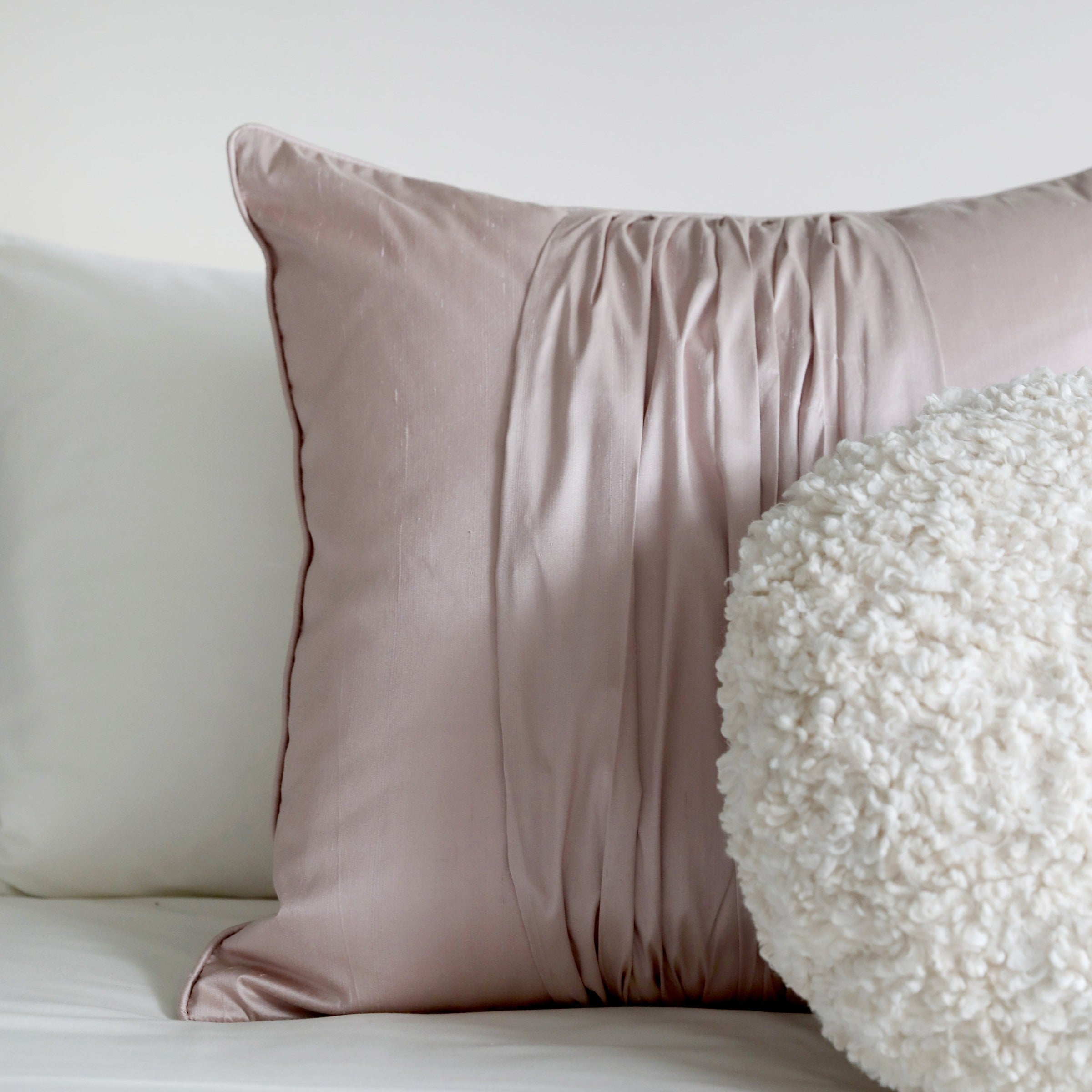 45*45 Hiago silk Cushion - ECC117 -  Cushions - ebarza Furniture UAE | Shop Modern Furniture in Abu Dhabi & Dubai - مفروشات ايبازرا في الامارات | تسوق اثاث عصري وديكورات مميزة في دبي وابوظبي