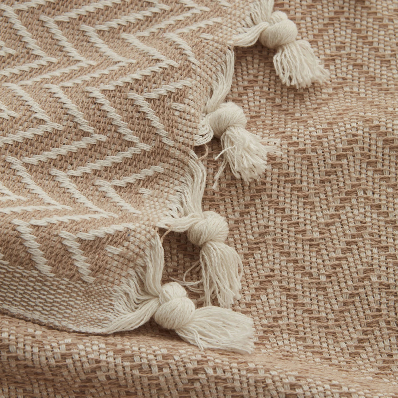 Karaca Home Fancy Double Bedspread Beige 200.22.14.0082 -  Blankets | مفرش سرير مزدوج فاخر من كاراجا هوم باللون البيج - ebarza Furniture UAE | Shop Modern Furniture in Abu Dhabi & Dubai - مفروشات ايبازرا في الامارات | تسوق اثاث عصري وديكورات مميزة في دبي وابوظبي
