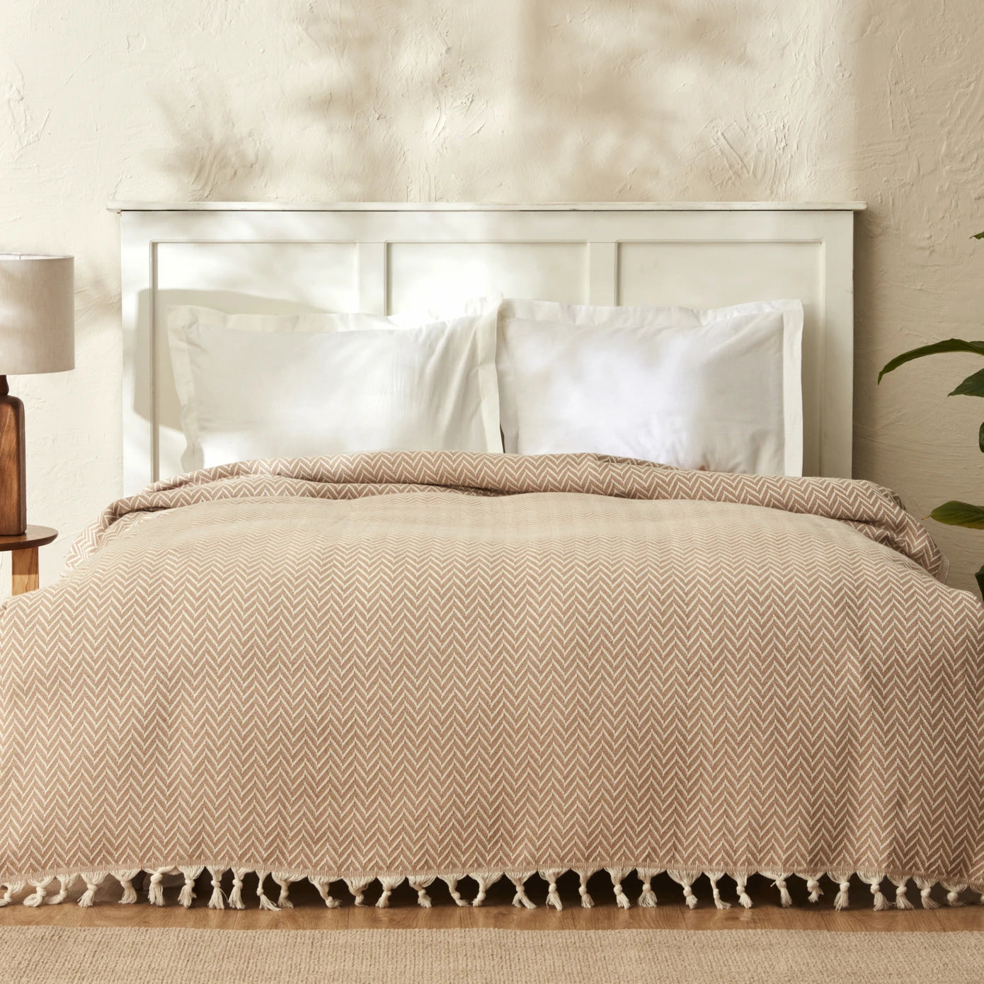 Karaca Home Fancy Double Bedspread Beige 200.22.14.0082 -  Blankets | مفرش سرير مزدوج فاخر من كاراجا هوم باللون البيج - ebarza Furniture UAE | Shop Modern Furniture in Abu Dhabi & Dubai - مفروشات ايبازرا في الامارات | تسوق اثاث عصري وديكورات مميزة في دبي وابوظبي