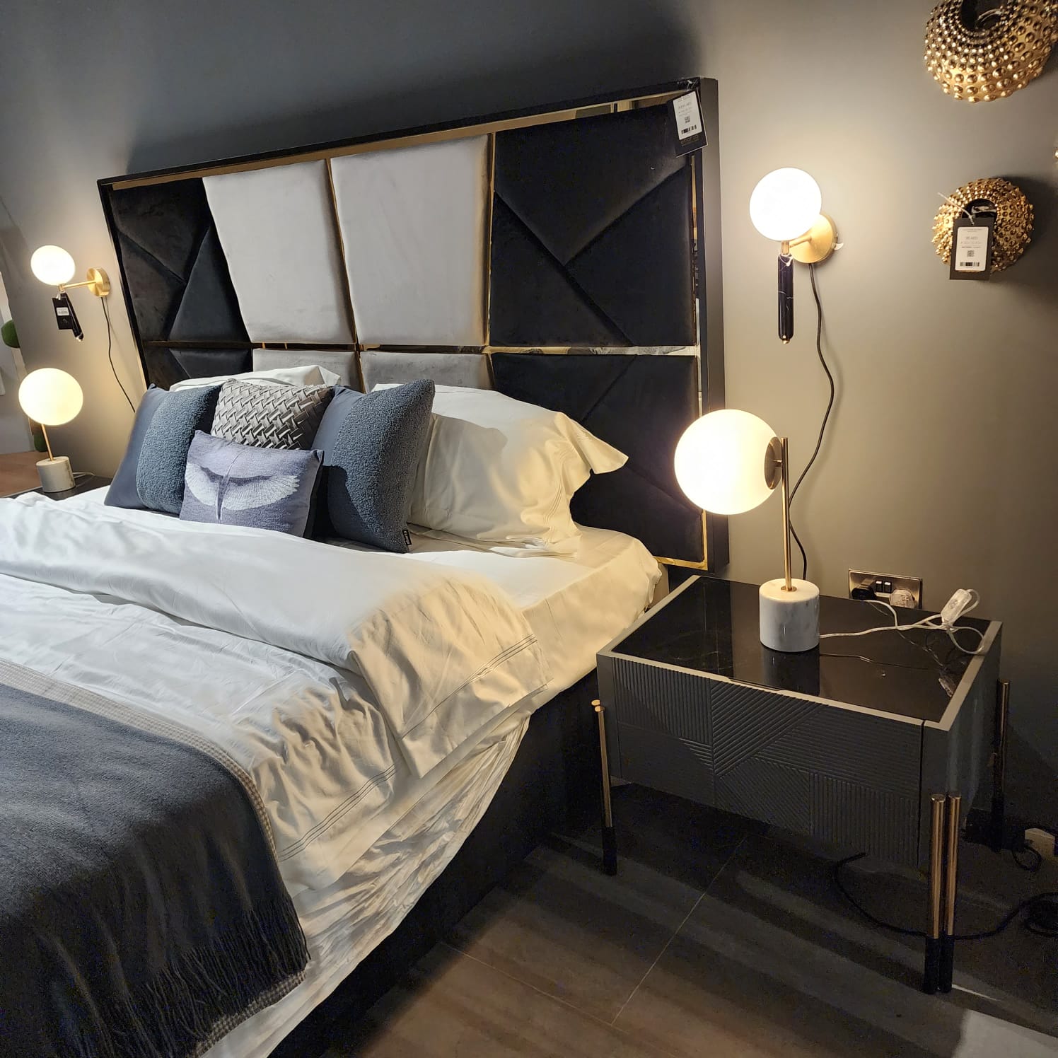 Display Item - Grey Bedroom set  Diva022-BedroomYAS -  DISPLAY ITEM - ebarza Furniture UAE | Shop Modern Furniture in Abu Dhabi & Dubai - مفروشات ايبازرا في الامارات | تسوق اثاث عصري وديكورات مميزة في دبي وابوظبي