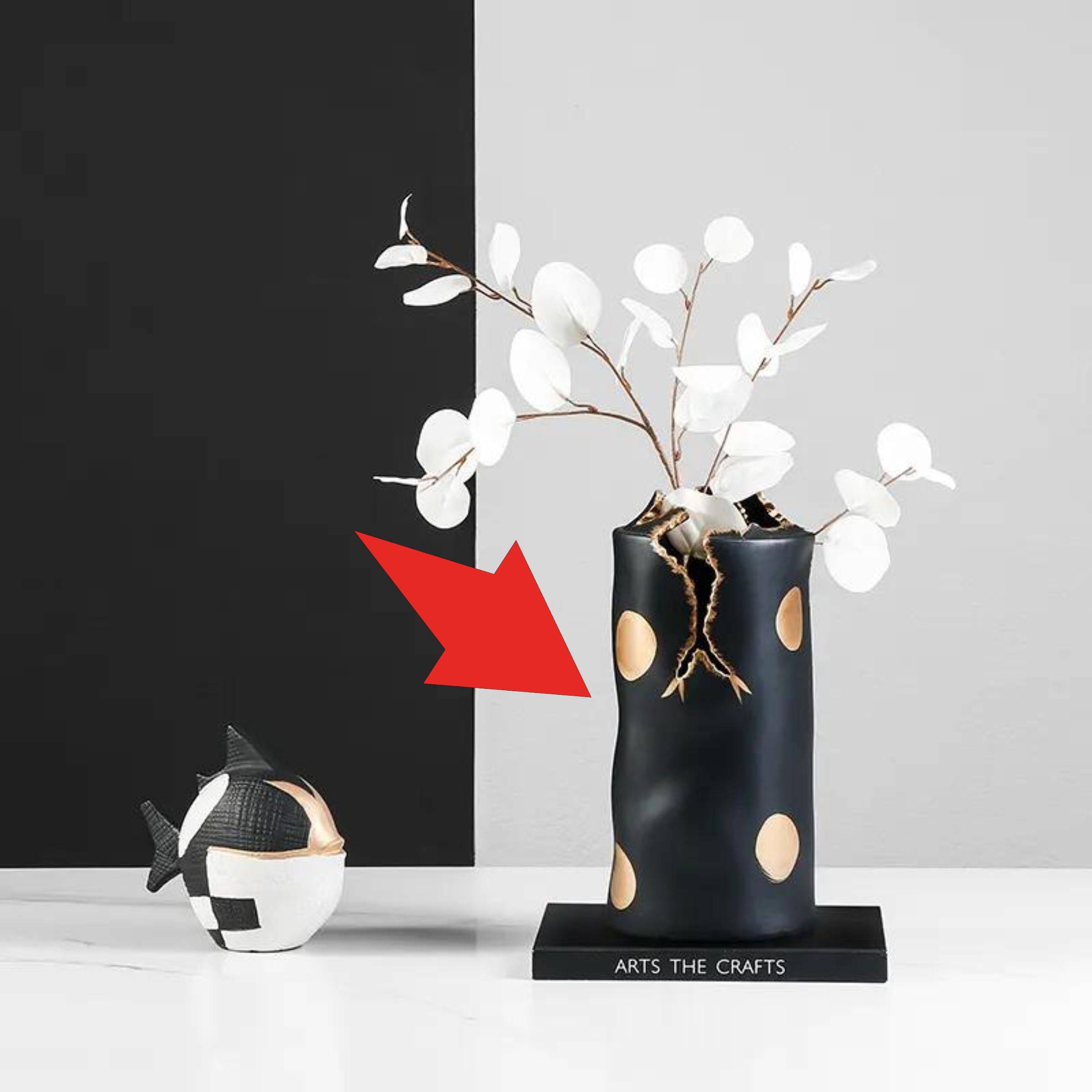 Black & Gold Ceramic Vase With Crack Detail Fa-D22062 -  Vases - ebarza Furniture UAE | Shop Modern Furniture in Abu Dhabi & Dubai - مفروشات ايبازرا في الامارات | تسوق اثاث عصري وديكورات مميزة في دبي وابوظبي