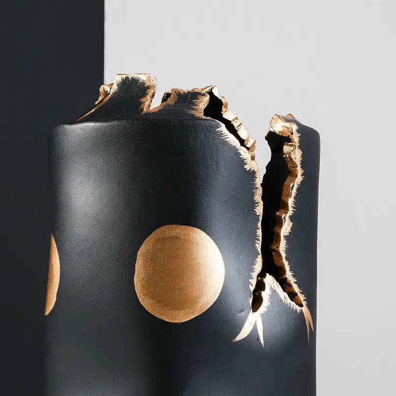 Black & Gold Ceramic Vase With Crack Detail Fa-D22062 -  Vases - ebarza Furniture UAE | Shop Modern Furniture in Abu Dhabi & Dubai - مفروشات ايبازرا في الامارات | تسوق اثاث عصري وديكورات مميزة في دبي وابوظبي