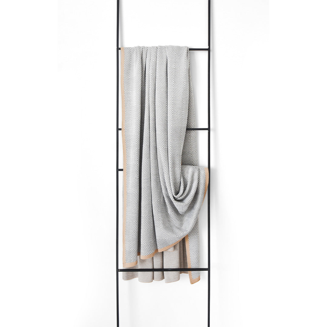 SKJG Lessley knitted Blanket - ETB014 -  Blankets | بطانية منسوجة من SKJG Lessley - ebarza Furniture UAE | Shop Modern Furniture in Abu Dhabi & Dubai - مفروشات ايبازرا في الامارات | تسوق اثاث عصري وديكورات مميزة في دبي وابوظبي