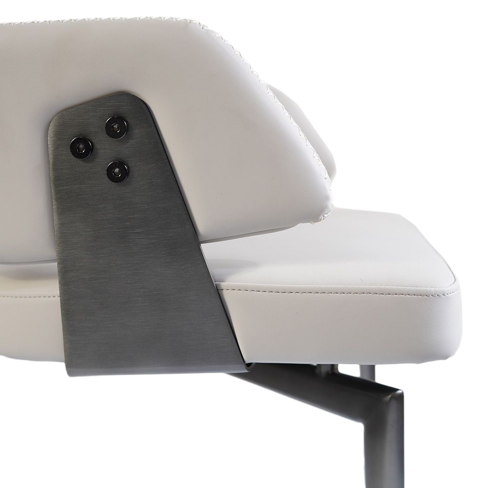 Logan Lounge Chair BC715 -  Lounge Chairs - ebarza Furniture UAE | Shop Modern Furniture in Abu Dhabi & Dubai - مفروشات ايبازرا في الامارات | تسوق اثاث عصري وديكورات مميزة في دبي وابوظبي