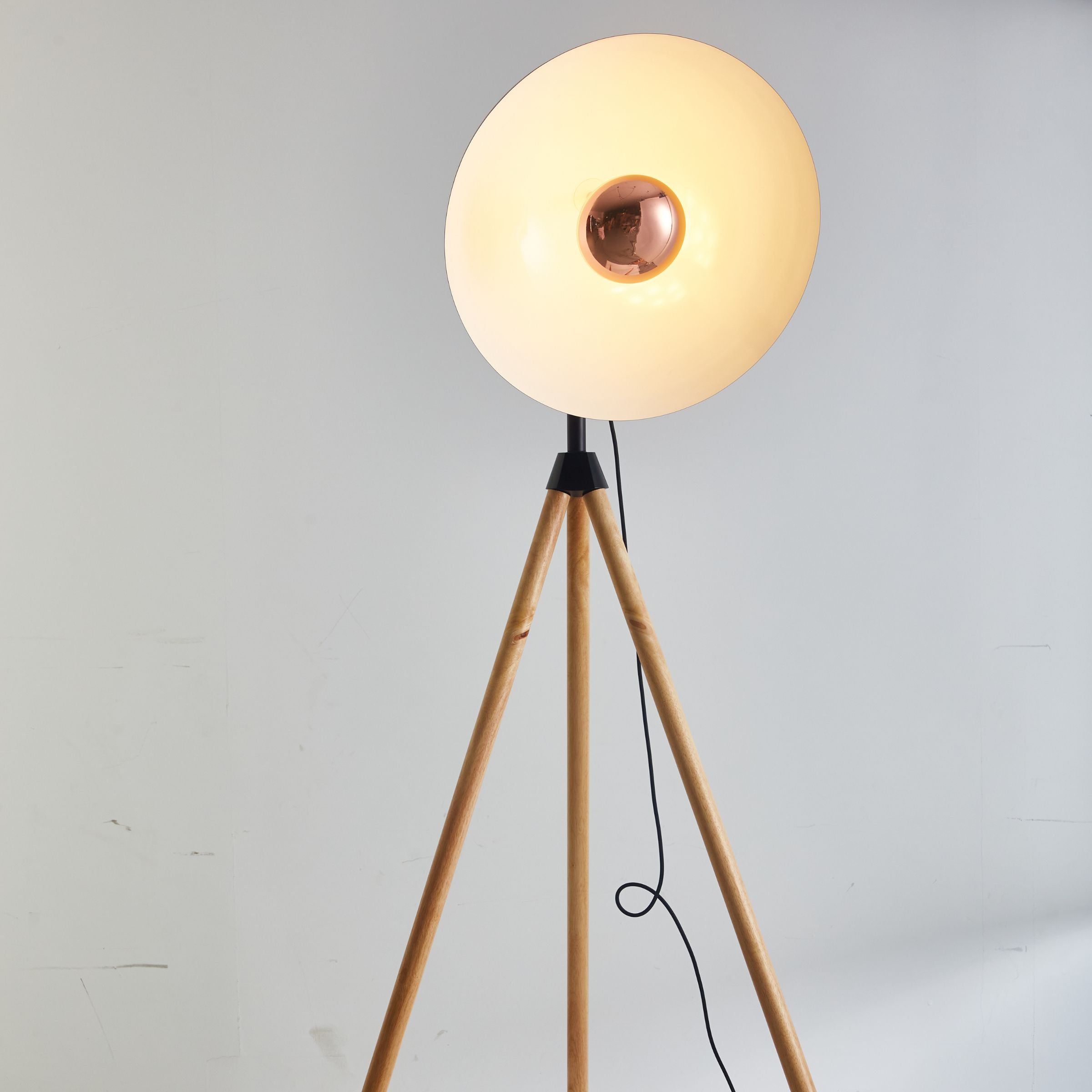 Fame Wooden Floor Lamp CY-LTD-1007 -  Floor Lamps - ebarza Furniture UAE | Shop Modern Furniture in Abu Dhabi & Dubai - مفروشات ايبازرا في الامارات | تسوق اثاث عصري وديكورات مميزة في دبي وابوظبي