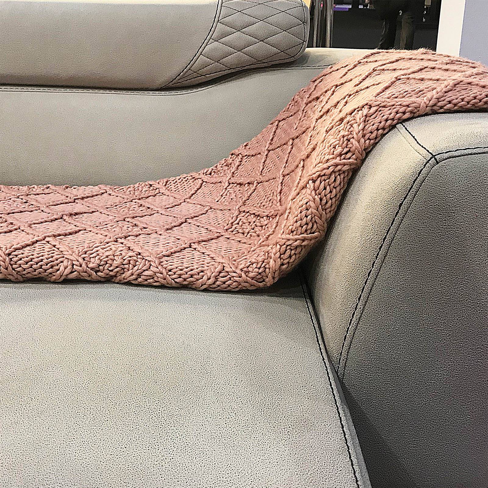 Handmade Chunky Throw Blanket  093A-001-Pink -  Blankets - ebarza Furniture UAE | Shop Modern Furniture in Abu Dhabi & Dubai - مفروشات ايبازرا في الامارات | تسوق اثاث عصري وديكورات مميزة في دبي وابوظبي