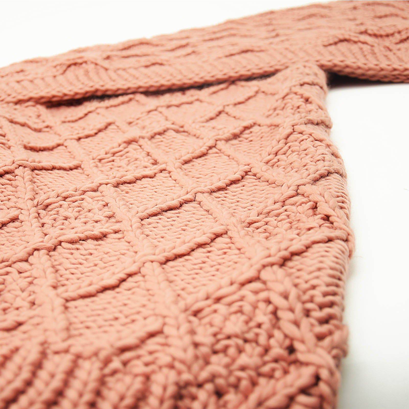 Handmade Chunky Throw Blanket  093A-001-Pink -  Blankets - ebarza Furniture UAE | Shop Modern Furniture in Abu Dhabi & Dubai - مفروشات ايبازرا في الامارات | تسوق اثاث عصري وديكورات مميزة في دبي وابوظبي