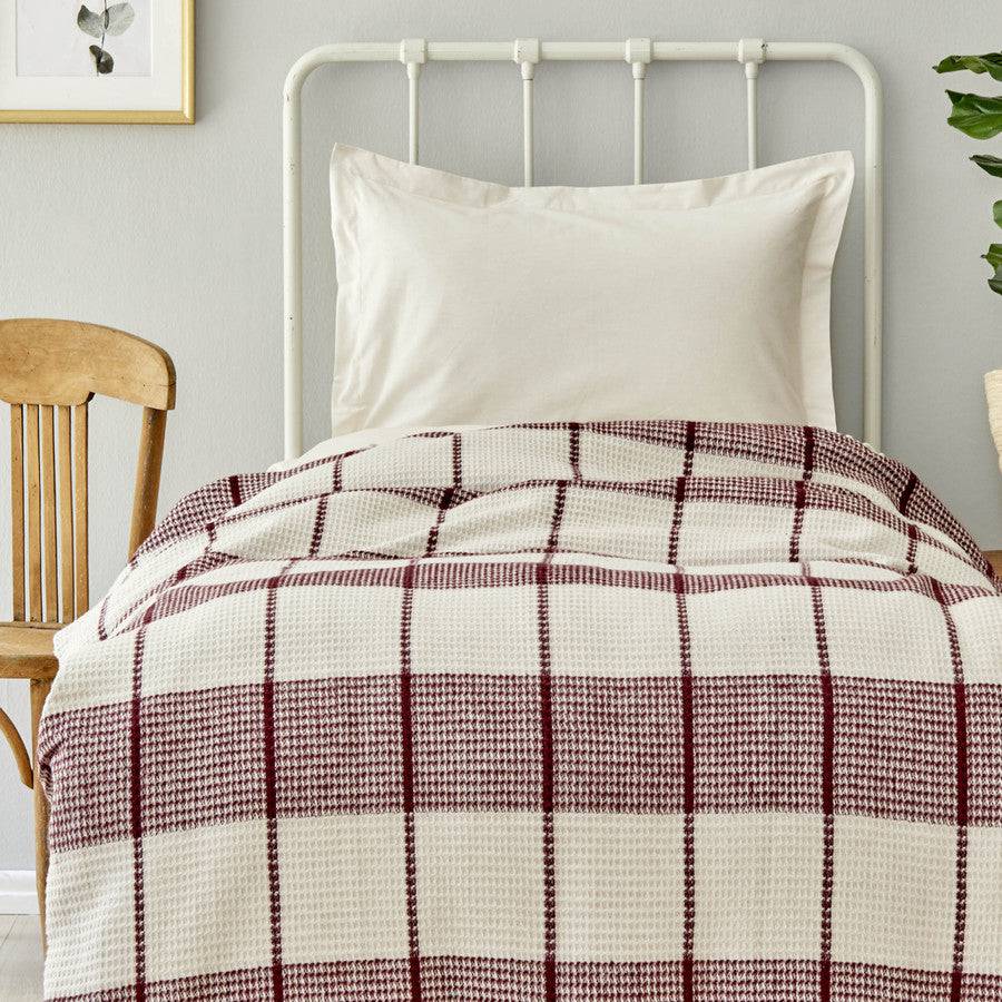 Karaca Home Carmen Claret Red Waffle Cotton Throw Tv Blanket 200.18.01.0501 -  Blankets - ebarza Furniture UAE | Shop Modern Furniture in Abu Dhabi & Dubai - مفروشات ايبازرا في الامارات | تسوق اثاث عصري وديكورات مميزة في دبي وابوظبي
