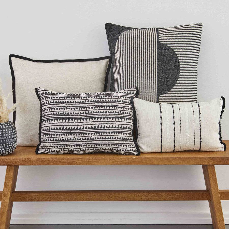 Karaca Home Pera Black Filled Pillow 30X50Cm 200.18.01.0669 -  Cushions - ebarza Furniture UAE | Shop Modern Furniture in Abu Dhabi & Dubai - مفروشات ايبازرا في الامارات | تسوق اثاث عصري وديكورات مميزة في دبي وابوظبي