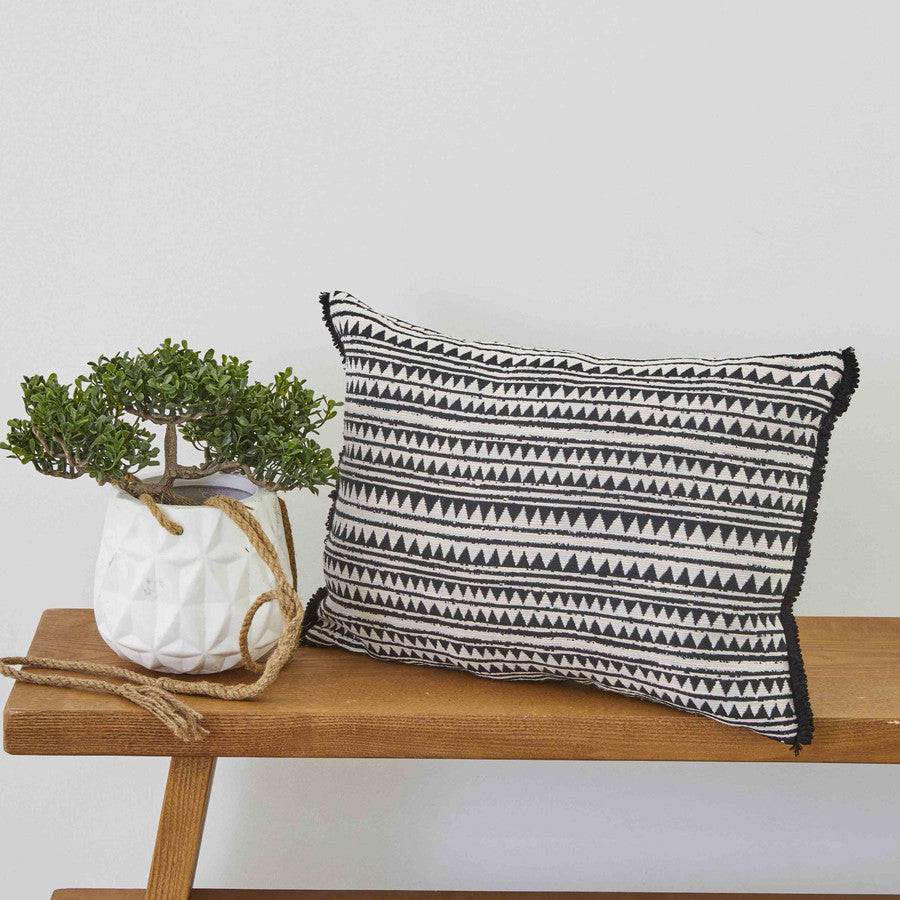 Karaca Home Rivoli Black Filled Pillow 30X50Cm 200.18.01.0668 -  Cushions - ebarza Furniture UAE | Shop Modern Furniture in Abu Dhabi & Dubai - مفروشات ايبازرا في الامارات | تسوق اثاث عصري وديكورات مميزة في دبي وابوظبي