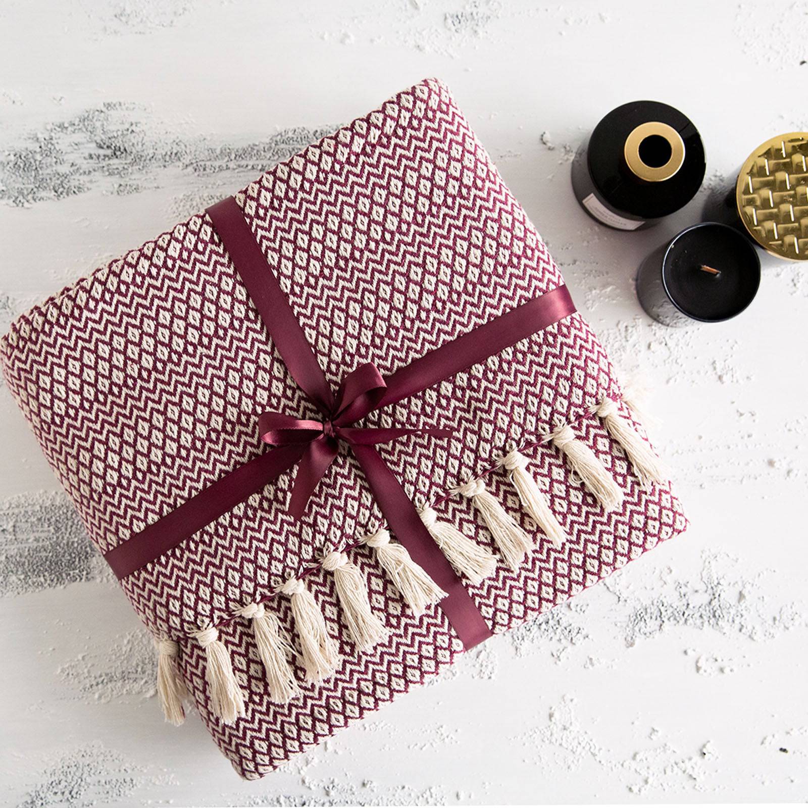Levi  Bordo Throw Blanket 200.14.01.0132 -  Blankets - ebarza Furniture UAE | Shop Modern Furniture in Abu Dhabi & Dubai - مفروشات ايبازرا في الامارات | تسوق اثاث عصري وديكورات مميزة في دبي وابوظبي