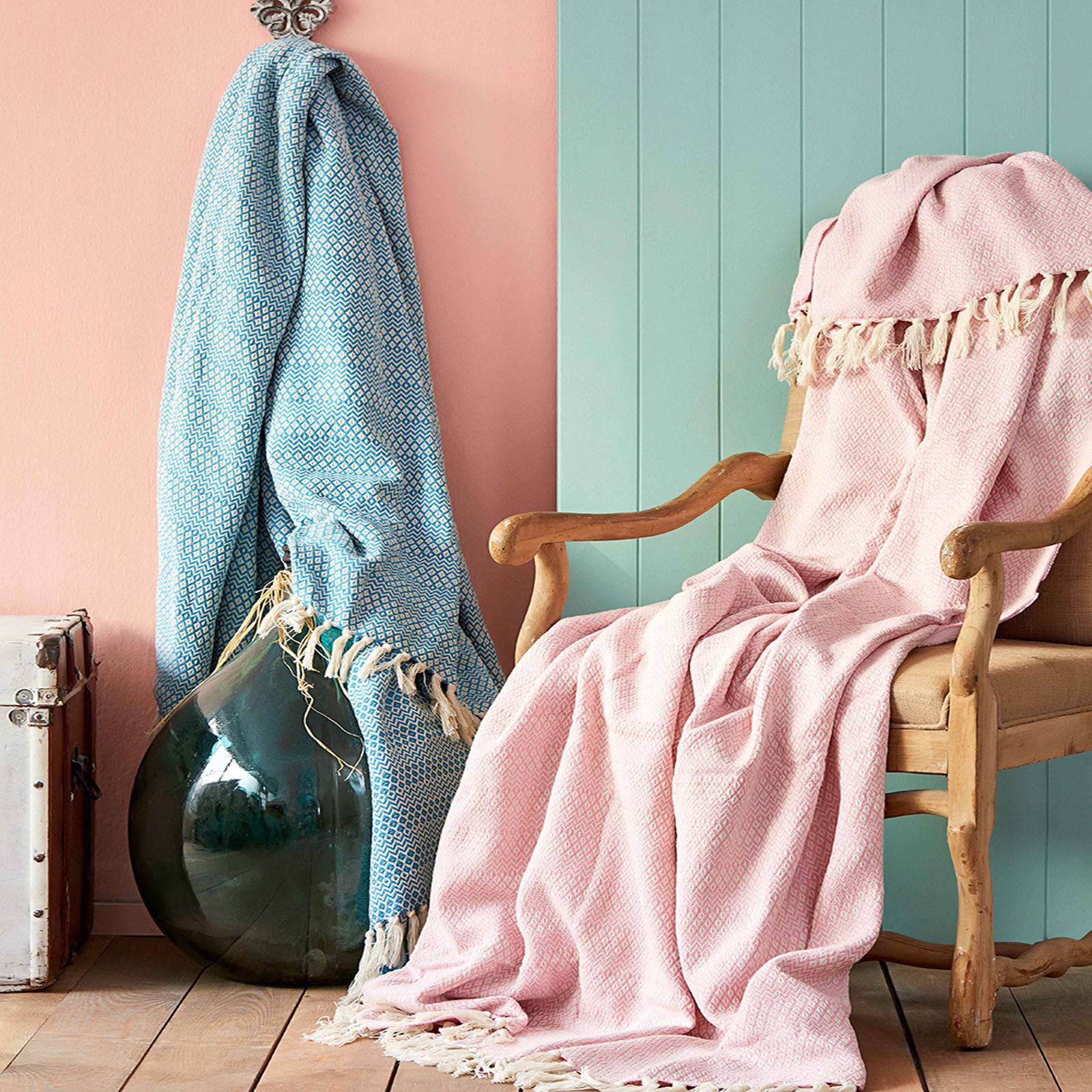 Levi  Bordo Throw Blanket 200.14.01.0132 -  Blankets - ebarza Furniture UAE | Shop Modern Furniture in Abu Dhabi & Dubai - مفروشات ايبازرا في الامارات | تسوق اثاث عصري وديكورات مميزة في دبي وابوظبي