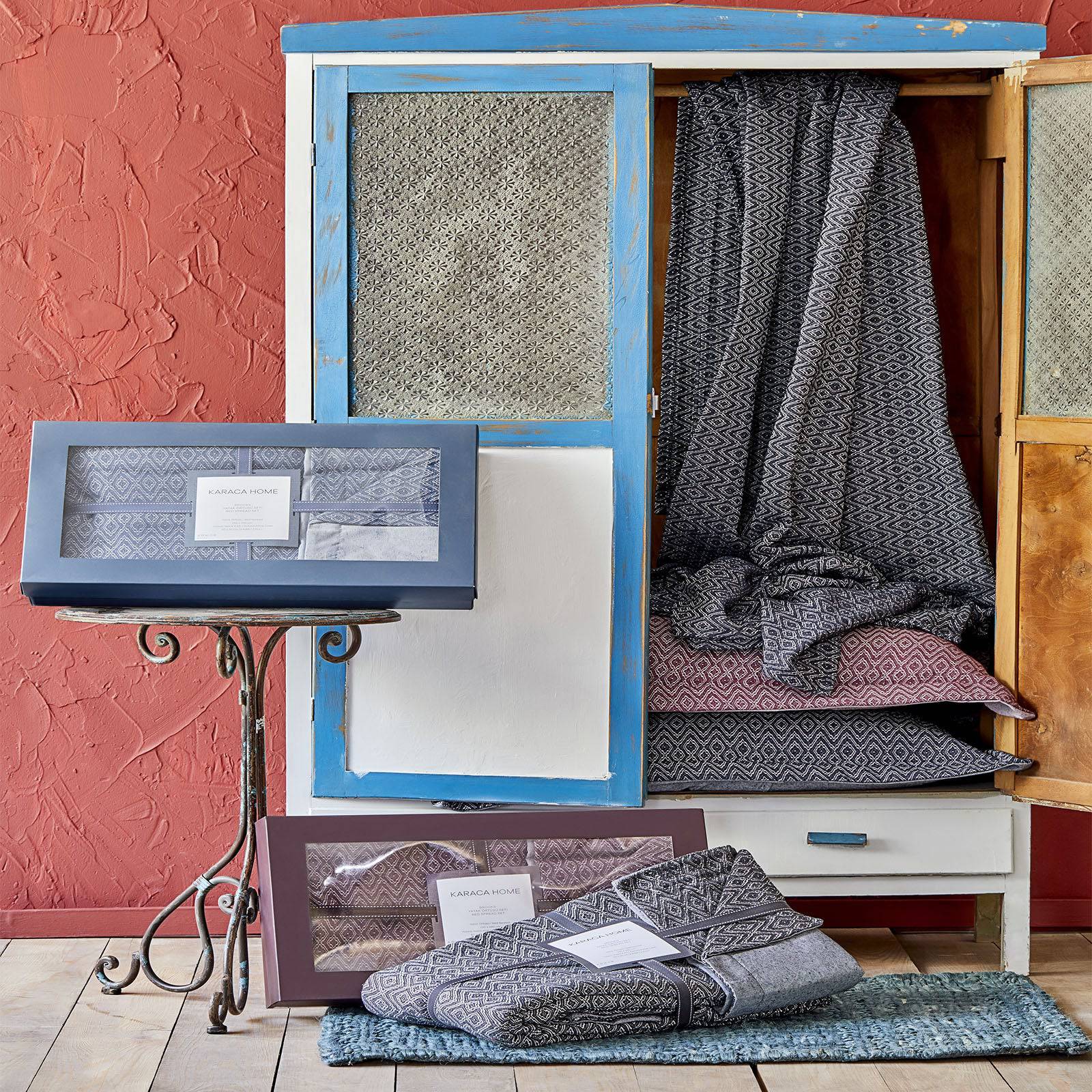 Levi  Bordo Throw Blanket 200.14.01.0132 -  Blankets - ebarza Furniture UAE | Shop Modern Furniture in Abu Dhabi & Dubai - مفروشات ايبازرا في الامارات | تسوق اثاث عصري وديكورات مميزة في دبي وابوظبي
