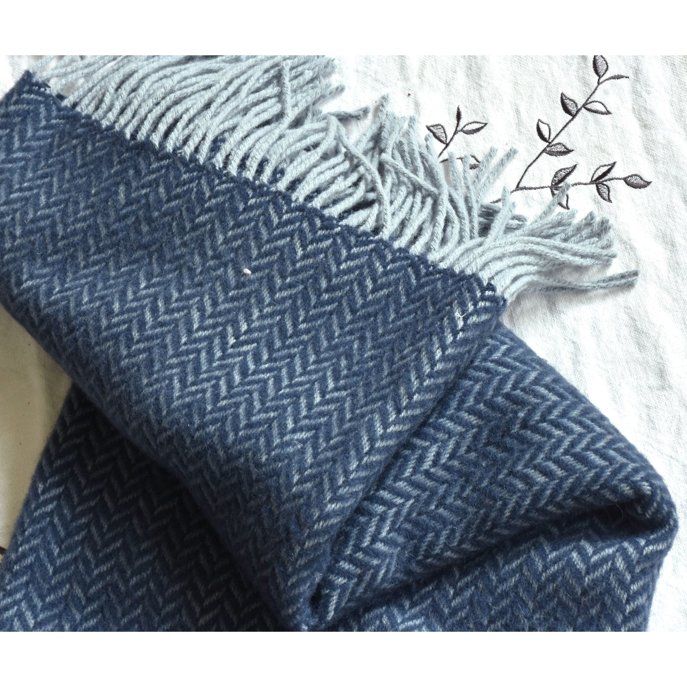 Skjc Venusian Two-Color Interwoven Blanket Etb-005 -  Blankets - ebarza Furniture UAE | Shop Modern Furniture in Abu Dhabi & Dubai - مفروشات ايبازرا في الامارات | تسوق اثاث عصري وديكورات مميزة في دبي وابوظبي