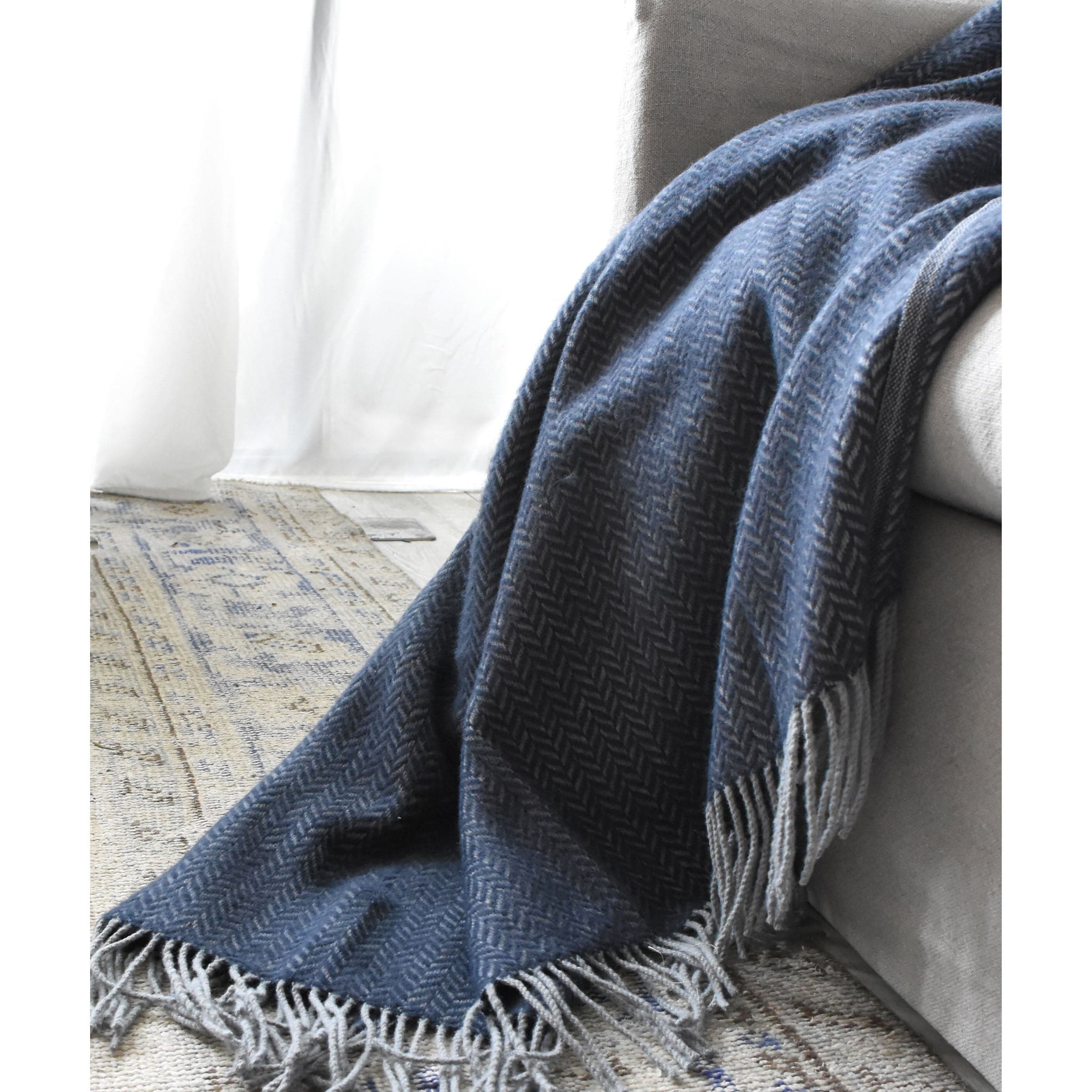 Skjc Venusian Two-Color Interwoven Blanket Etb-005 -  Blankets - ebarza Furniture UAE | Shop Modern Furniture in Abu Dhabi & Dubai - مفروشات ايبازرا في الامارات | تسوق اثاث عصري وديكورات مميزة في دبي وابوظبي