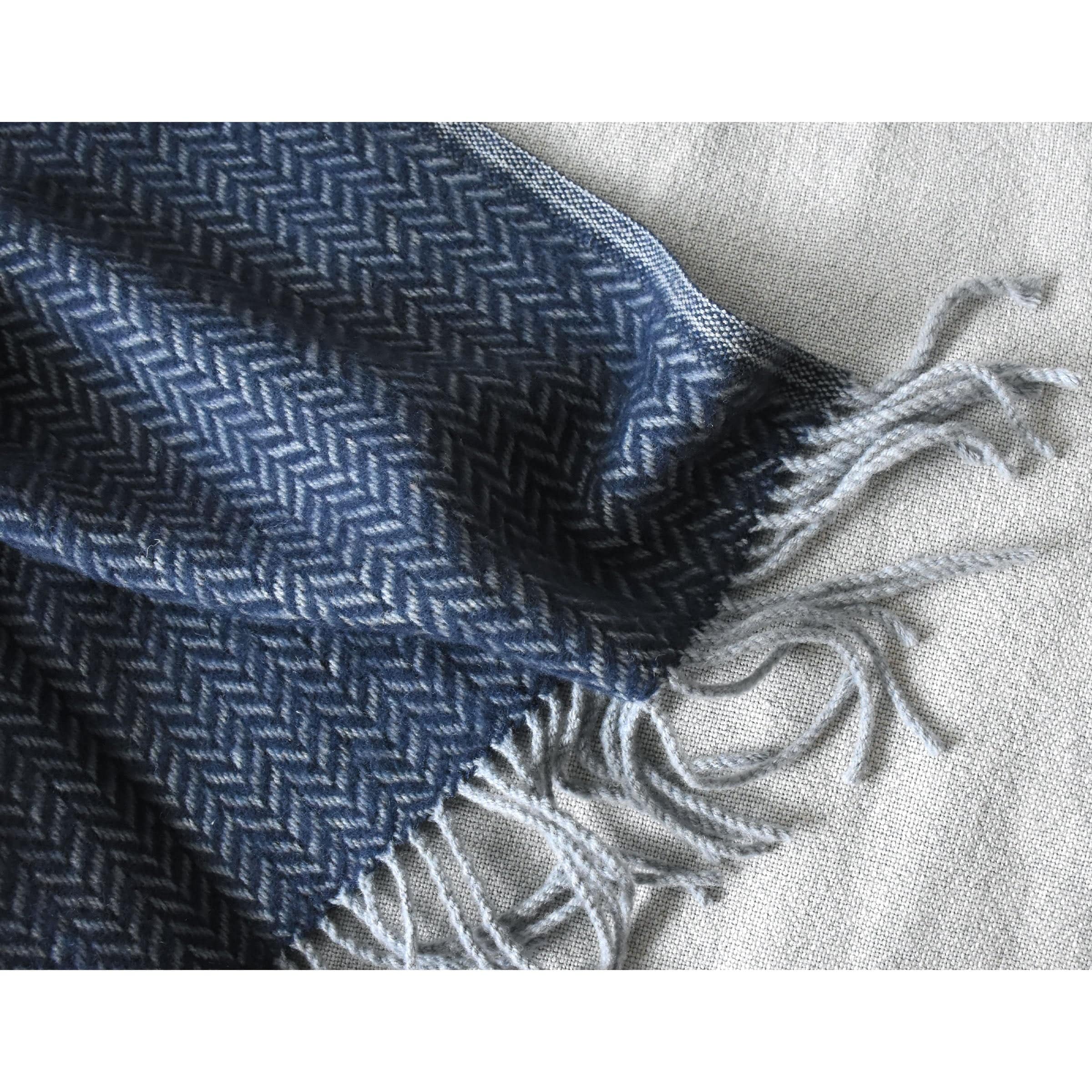 Skjc Venusian Two-Color Interwoven Blanket Etb-005 -  Blankets - ebarza Furniture UAE | Shop Modern Furniture in Abu Dhabi & Dubai - مفروشات ايبازرا في الامارات | تسوق اثاث عصري وديكورات مميزة في دبي وابوظبي