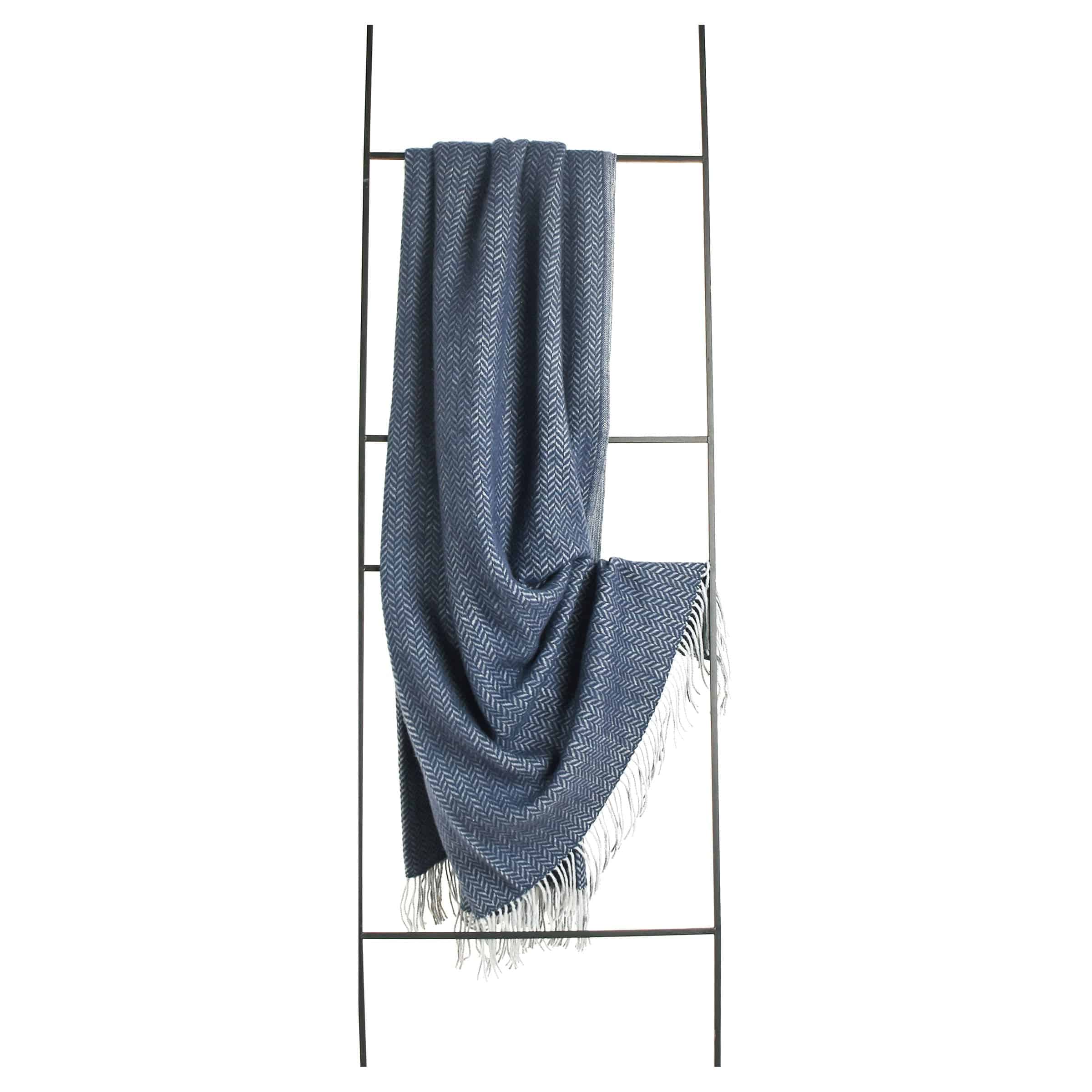 Skjc Venusian Two-Color Interwoven Blanket Etb-005 -  Blankets - ebarza Furniture UAE | Shop Modern Furniture in Abu Dhabi & Dubai - مفروشات ايبازرا في الامارات | تسوق اثاث عصري وديكورات مميزة في دبي وابوظبي
