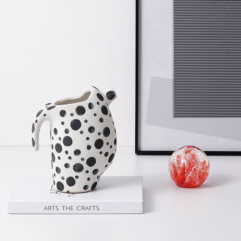 White Sand Geometric Vase- D Fa-D21091D -  Vases - ebarza Furniture UAE | Shop Modern Furniture in Abu Dhabi & Dubai - مفروشات ايبازرا في الامارات | تسوق اثاث عصري وديكورات مميزة في دبي وابوظبي