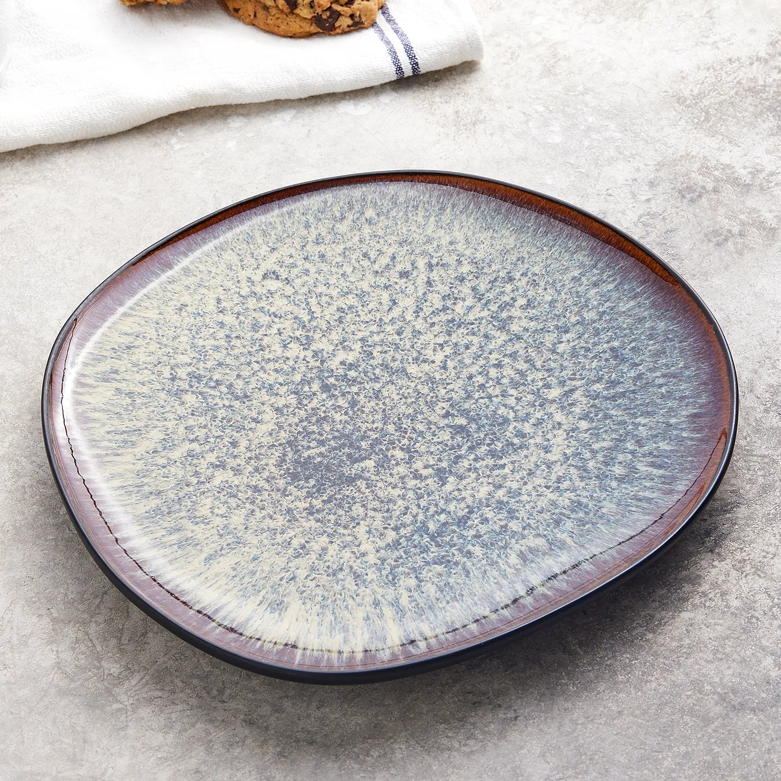 Karaca Black Galactic Serving Plate 27 cm 153.03.06.7233 -  Plates - ebarza Furniture UAE | Shop Modern Furniture in Abu Dhabi & Dubai - مفروشات ايبازرا في الامارات | تسوق اثاث عصري وديكورات مميزة في دبي وابوظبي