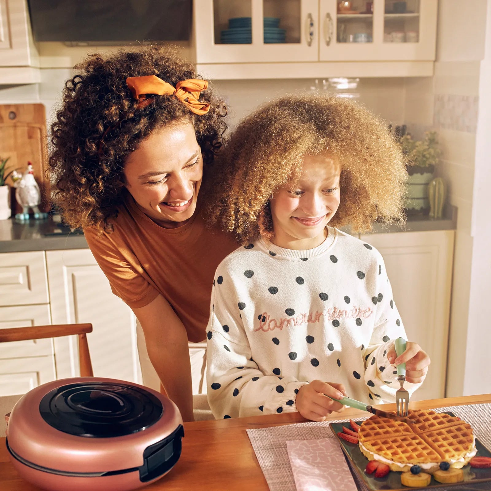 Karaca Funday Redgold Removable Plate Waffle Maker 1000W 153.01.06.4928 -  Kitchen Appliances - ebarza Furniture UAE | Shop Modern Furniture in Abu Dhabi & Dubai - مفروشات ايبازرا في الامارات | تسوق اثاث عصري وديكورات مميزة في دبي وابوظبي
