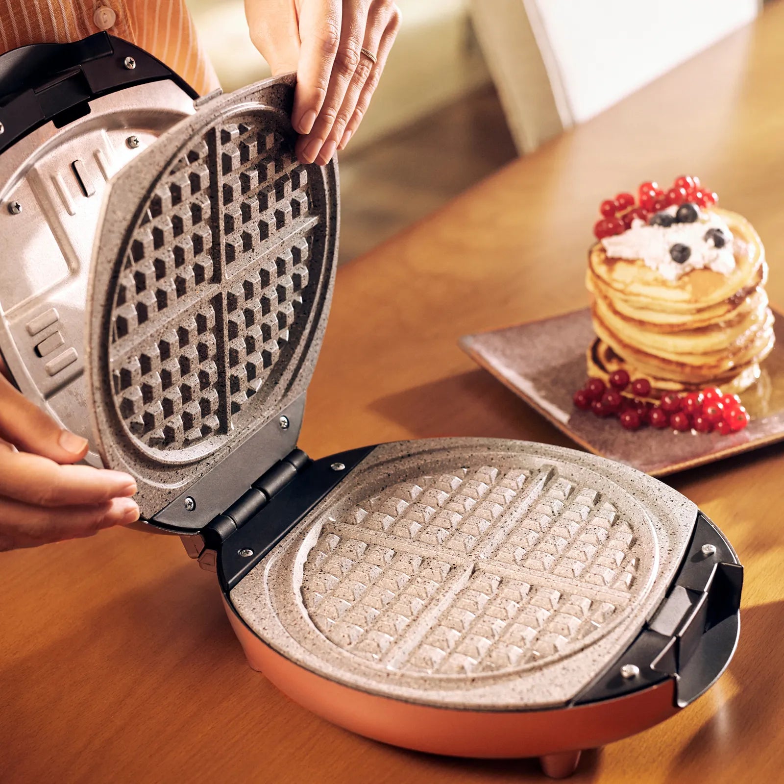 Karaca Funday Redgold Removable Plate Waffle Maker 1000W 153.01.06.4928 -  Kitchen Appliances - ebarza Furniture UAE | Shop Modern Furniture in Abu Dhabi & Dubai - مفروشات ايبازرا في الامارات | تسوق اثاث عصري وديكورات مميزة في دبي وابوظبي