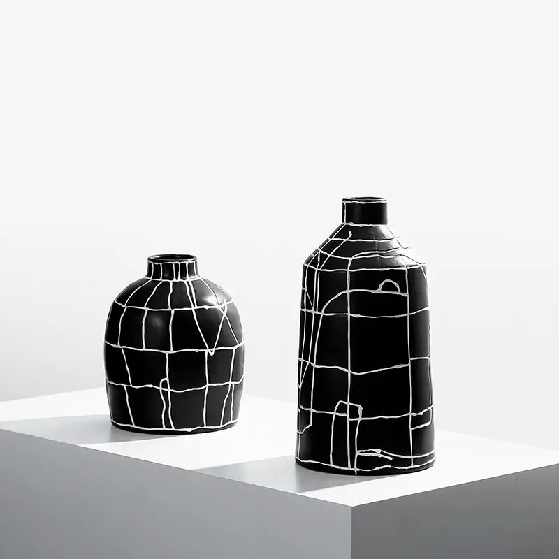 Black & White Ceramic Vase Fa-D22094 -  Vases - ebarza Furniture UAE | Shop Modern Furniture in Abu Dhabi & Dubai - مفروشات ايبازرا في الامارات | تسوق اثاث عصري وديكورات مميزة في دبي وابوظبي