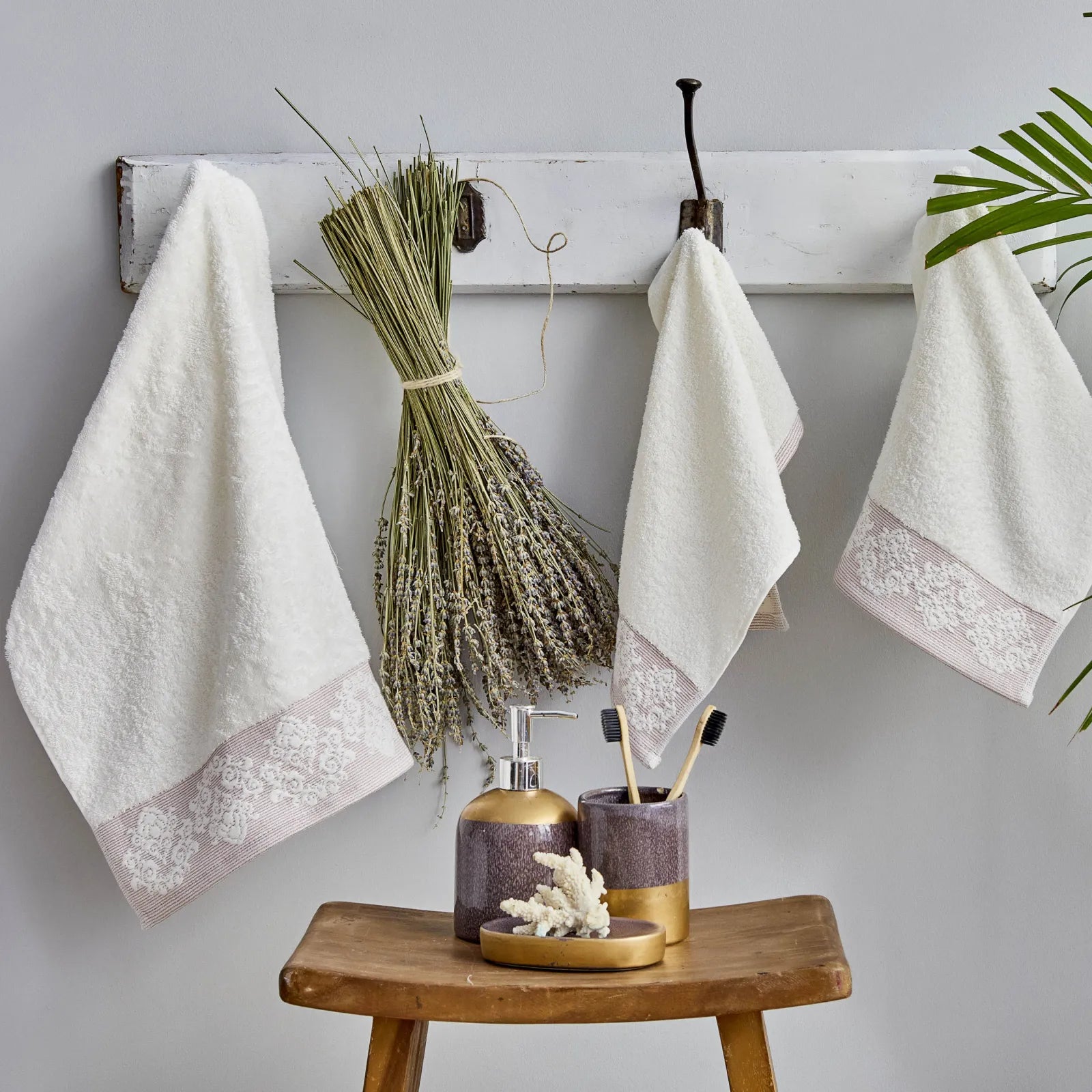 Karaca Home Frankie Red Set Of 3 Hand And Face Towels 200.18.01.0562 -  Towels - ebarza Furniture UAE | Shop Modern Furniture in Abu Dhabi & Dubai - مفروشات ايبازرا في الامارات | تسوق اثاث عصري وديكورات مميزة في دبي وابوظبي